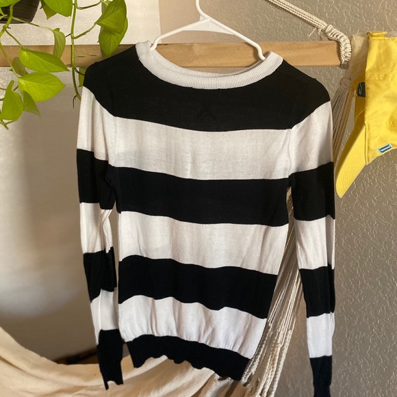 Black and white sweater - Picture 2 of 3